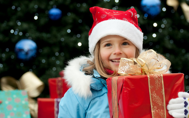 Обои картинки фото праздничные, подарки и коробочки, подарок, коробка, ребёнок, девочка, ёлка