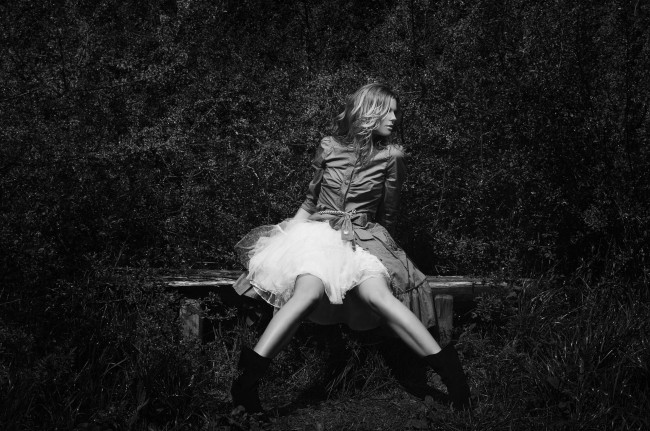 Обои картинки фото девушки, -unsort , черно-белые обои, скамейка, юбка, блондинка, черно-белая, ana, johnsson