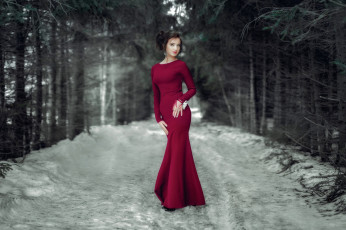 Картинка девушки -+брюнетки +шатенки лес снег зима брюнетка длинное платье