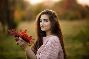 Картинка девушки -+лица +портреты брюнетка вязаный свитер листья