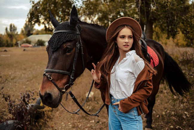 Обои картинки фото девушки, - брюнетки,  шатенки, брюнетка, шляпа, джинсы, рубашка, лошадь, кристина, степанова