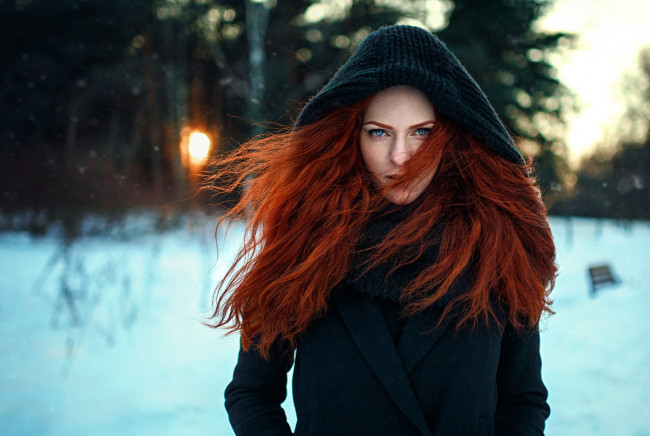 Обои картинки фото девушки, - рыжеволосые и разноцветные, зима, пальто, капюшон