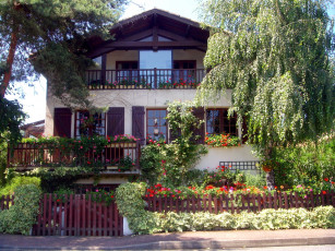 Картинка города здания дома дом забор калитка цветы