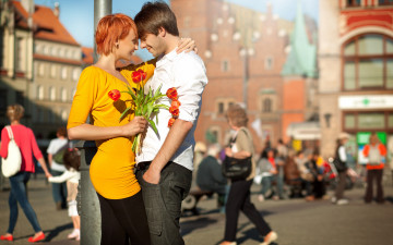 Картинка разное мужчина+женщина влюбенные город прохожие тюльпаны