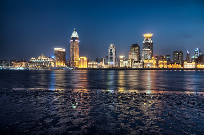 Обои картинки фото города, шанхай, китай, ночь, вода, небоскребы, огни
