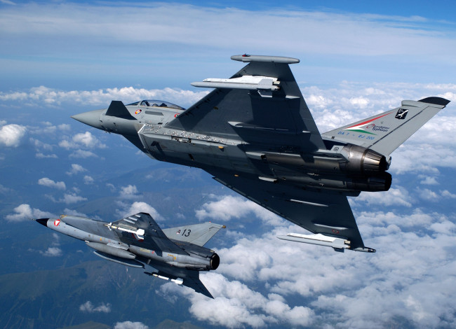 Обои картинки фото eurofighter, typhoon, авиация, боевые, самолёты, полет, ракеты, пара, истребители