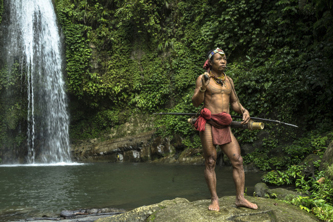 Обои картинки фото мужчины, - unsort, водопад, озеро, абориген