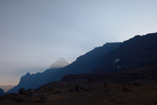 Обои картинки фото тибет,  кайлас,  утренние лучи в долине, природа, горы, кайлас, утро, лучи, долина, рассвет