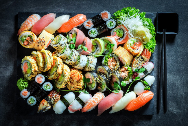 Обои картинки фото еда, рыба,  морепродукты,  суши,  роллы, роллы, кухня, японская, ассорти