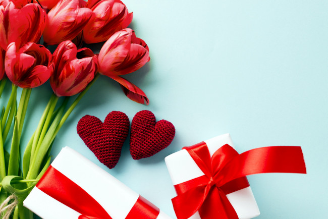 Обои картинки фото праздничные, день святого валентина,  сердечки,  любовь, тюльпаны, подарки, сердечки