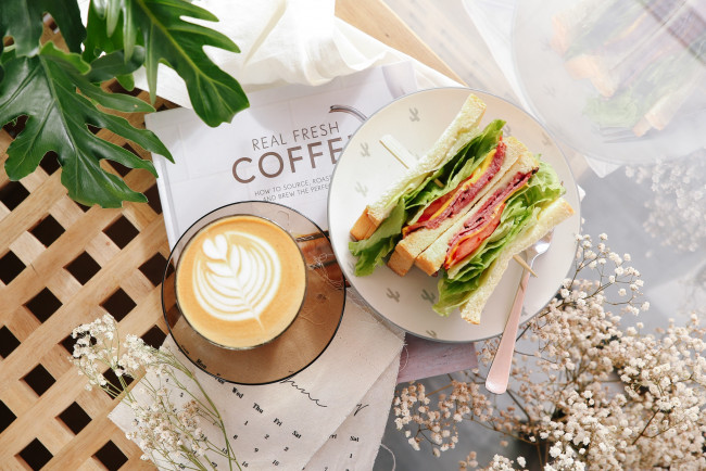Обои картинки фото еда, кофе,  кофейные зёрна, бутерброд, пенка
