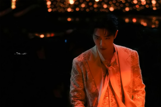 Обои картинки фото мужчины, xiao zhan, актер, пиджак, огни