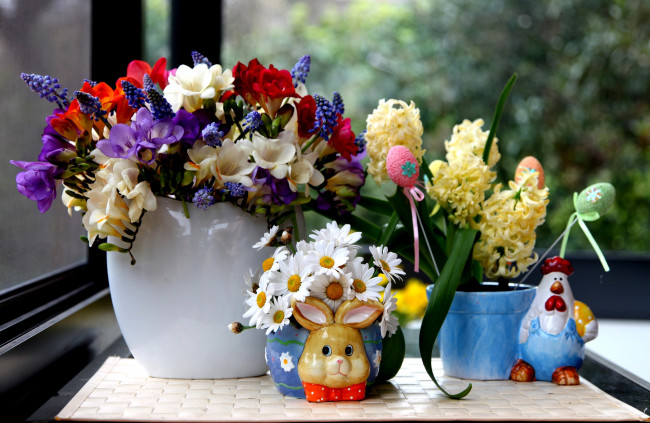 Обои картинки фото цветы, разные, вместе, вазы, фигурки, фрезия, гиацинт, ромашки