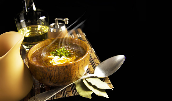 Обои картинки фото еда, первые, блюда, ложка, навар, лавровый, лист, суп, петрушка, кувшин