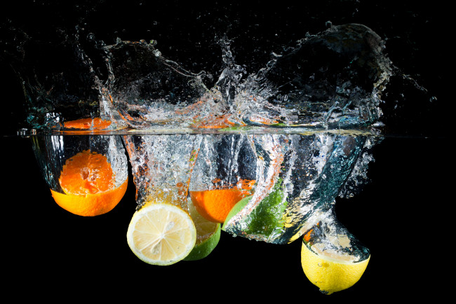 Обои картинки фото еда, цитрусы, вода, брызги, апельсин, лайм, лимон