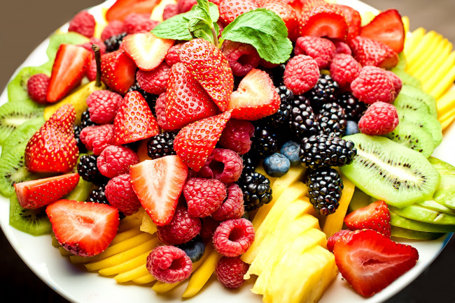 Обои картинки фото еда, фрукты, ягоды, киви, ежевика, клубника, малина