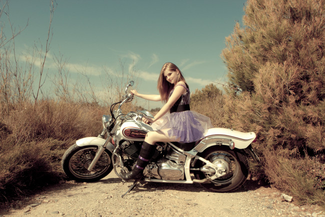 Обои картинки фото мотоциклы, мото, девушкой, дорога, star