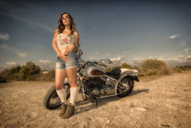 Обои картинки фото мотоциклы, мото, девушкой, шорты, дорога, star