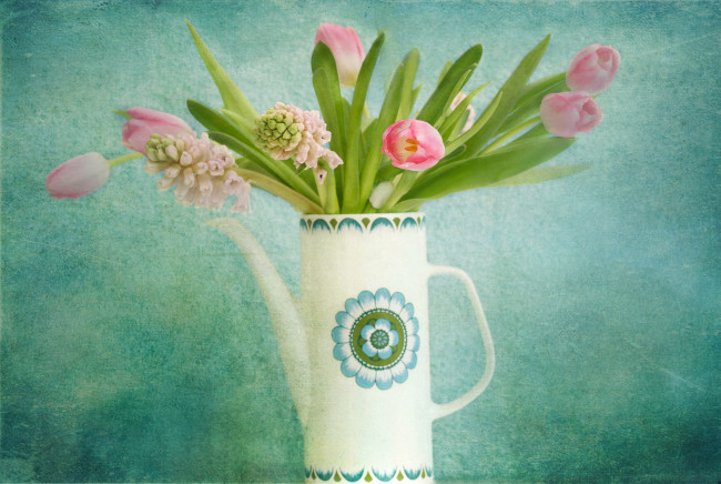 Обои картинки фото цветы, букеты, композиции, кувшин, текстура, гиацинты, тюльпаны