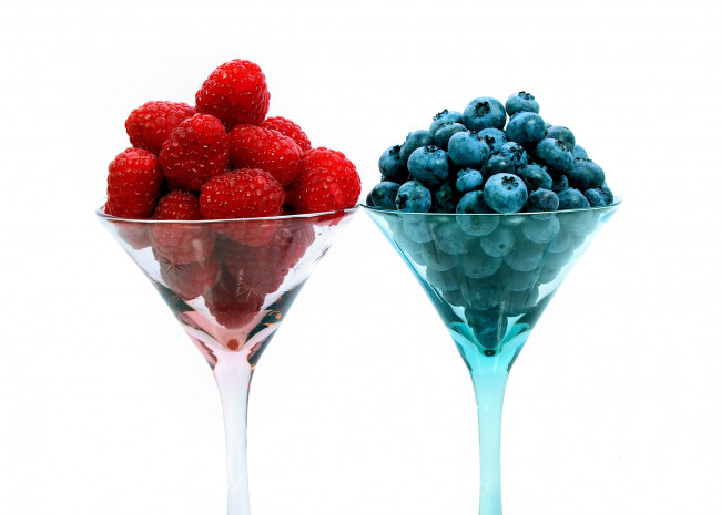 Обои картинки фото еда, фрукты, ягоды, малина, голубика, бокалы
