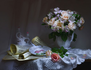 Картинка еда натюрморт альстрёмерия скатерть ноты подсвечник тарелка свечи букет розы стиль цветы