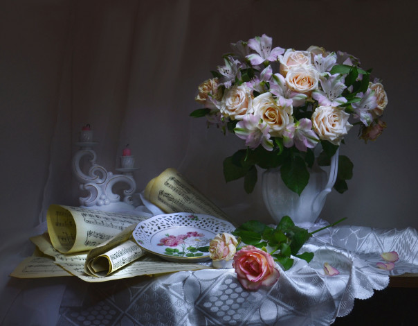 Обои картинки фото еда, натюрморт, альстрёмерия, скатерть, ноты, подсвечник, тарелка, свечи, букет, розы, стиль, цветы