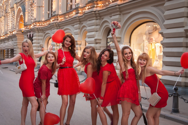 Обои картинки фото девушки, -unsort , группа девушек, подруги, девичник, улица, шары