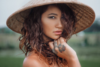 Картинка девушки -+лица +портреты девушка модель азиатка рыжеволосая взгляд лицо макияж татуировка роза шляпа солома красотка сексуальная