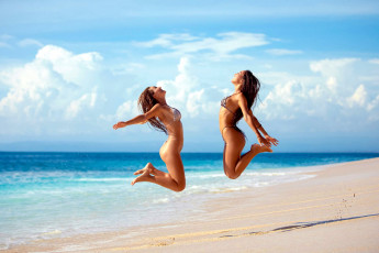 Картинка девушки -+группа+девушек море пляж прыжок