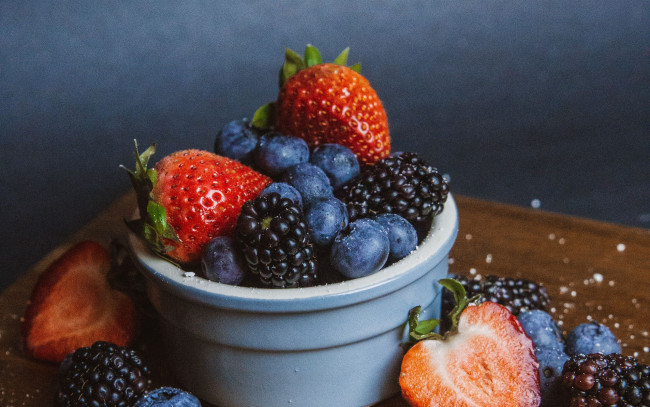 Обои картинки фото еда, фрукты,  ягоды, ягоды, клубника, ежевика, черника
