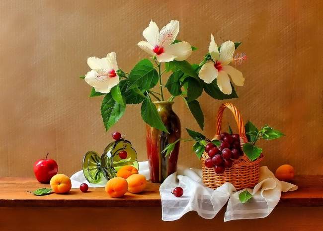 Обои картинки фото еда, натюрморт, гибискус, ваза, абрикосы, виноград