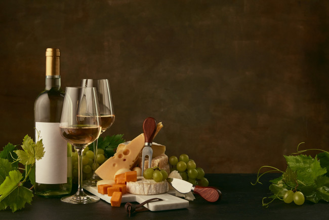 Обои картинки фото еда, напитки,  вино, бутылка, белое, вино, бокалы, виноград, сыр