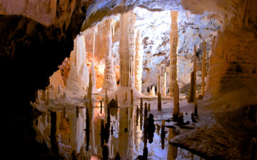Картинка природа камни минералы пещера сталактиты сталагмиты фигуры