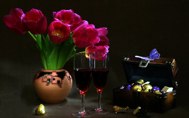 Обои картинки фото еда, натюрморт, тюльпаны, бокалы, конфеты, вино