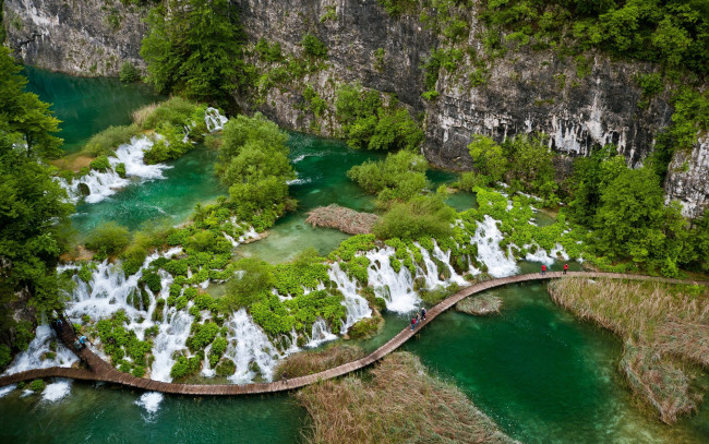 Обои картинки фото природа, реки, озера, горы, речка, зелень, малые, водопады, вид, люди, мост