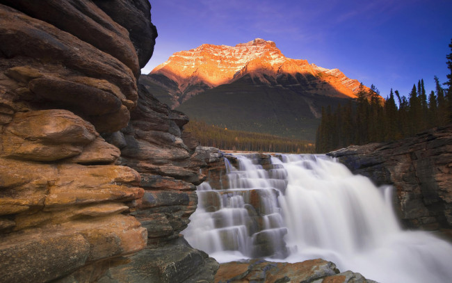 Обои картинки фото природа, водопады, деревья, поток, скалы, горы