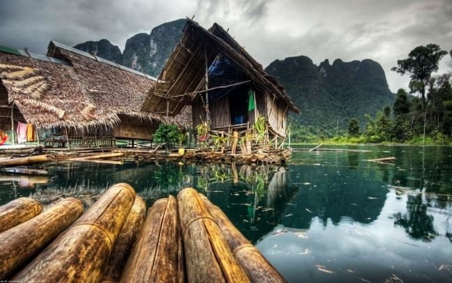 Обои картинки фото разное, сооружения, постройки, залив, река, горы, тропики, хижины, бамбук