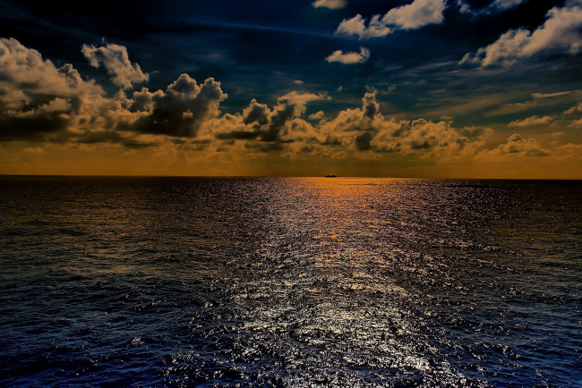 Обои картинки фото природа, моря, океаны, вода, облака, горизонт