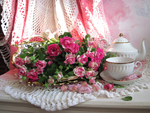Обои картинки фото цветы, розы, чайник, пестрый