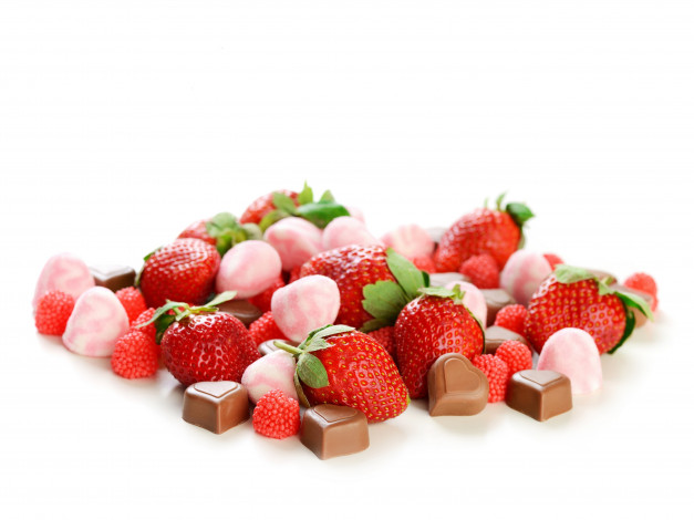 Обои картинки фото еда, разное, ягоды, клубника, конфеты