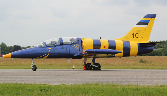 Обои картинки фото l-39, авиация, боевые самолёты, самолёт, полоса, аэродром