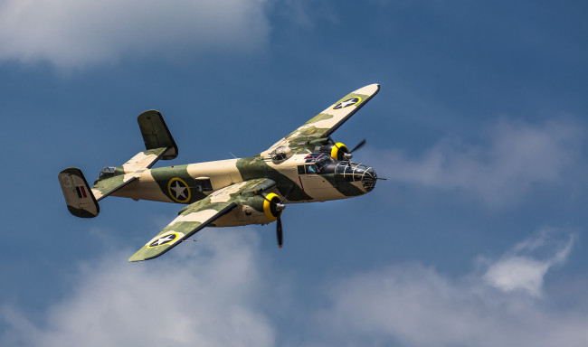 Обои картинки фото b-25 mitchell, авиация, боевые самолёты, полёт, бомбардировщик, небо