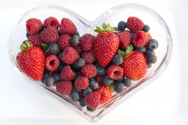 Обои картинки фото еда, фрукты,  ягоды, сердце