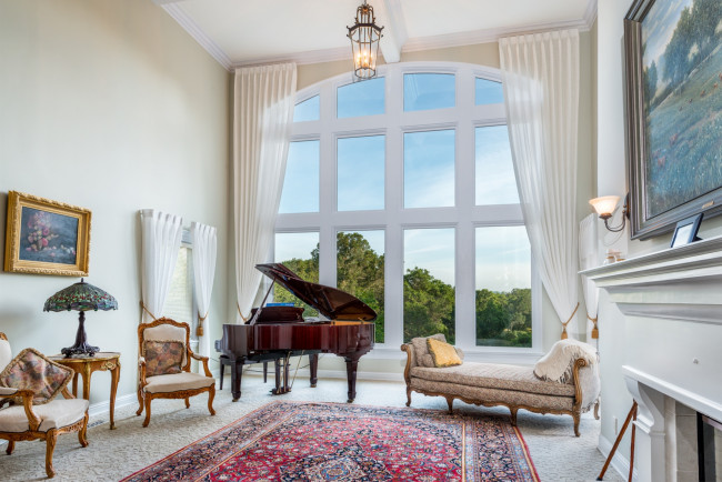 Обои картинки фото интерьер, гостиная, окно, рояль, кресла