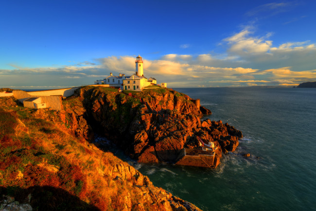 Обои картинки фото маяк fanad head ирландия, природа, маяки, маяк, ирландия, побережье, трава