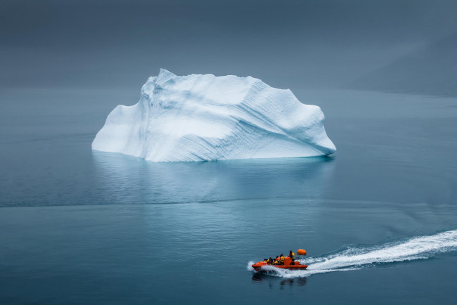 Обои картинки фото природа, айсберги и ледники, гренландия, айсберг, спасательная, шлюпка