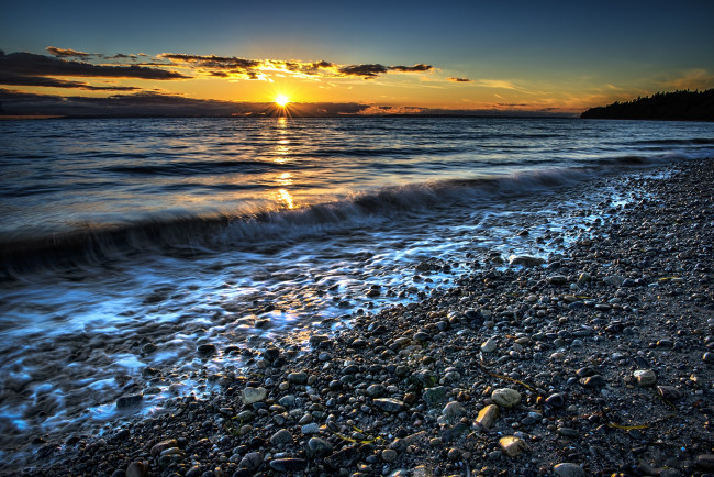 Обои картинки фото природа, восходы, закаты, галька, волны, тучи, заря, пляж, горизонт, океан