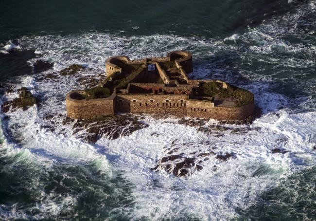 Обои картинки фото fort houmet herbe - alderney,  channel islands, города, - дворцы,  замки,  крепости, стены, форт, побережье, море, прибой