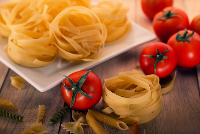 Обои картинки фото еда, макаронные блюда, ассорти, макароны, паста, томаты, помидоры