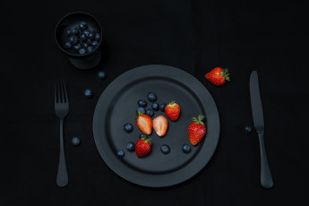 Картинка еда клубника +земляника фрукты тарелка нож вилка черника